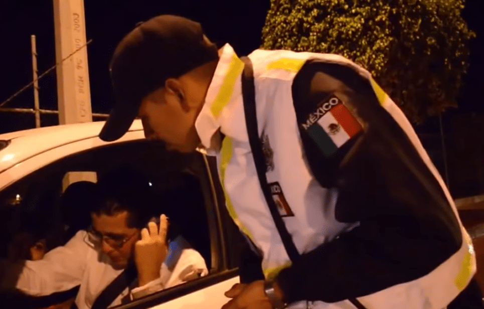 policia en mexico deteniendo a un hombre